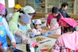 みんなで協力して料理を作ります