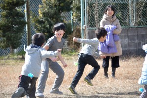 外遊びでは、運動場を元気に走り回り