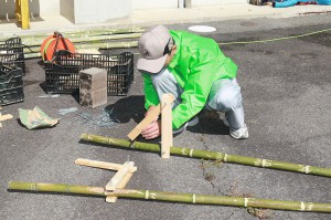 地元の皆さんによる竹馬づくり