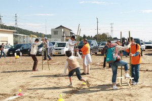 竹馬練習に大人も子どもも夢中になりました