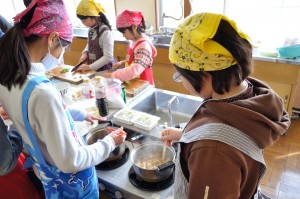 切るひと、煮るひと、みんなで分業